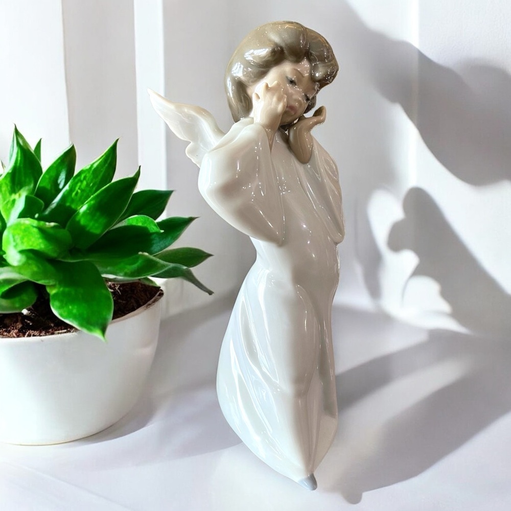 Lladró Mime Angel Figurine #4959 - Picture 11 of 16